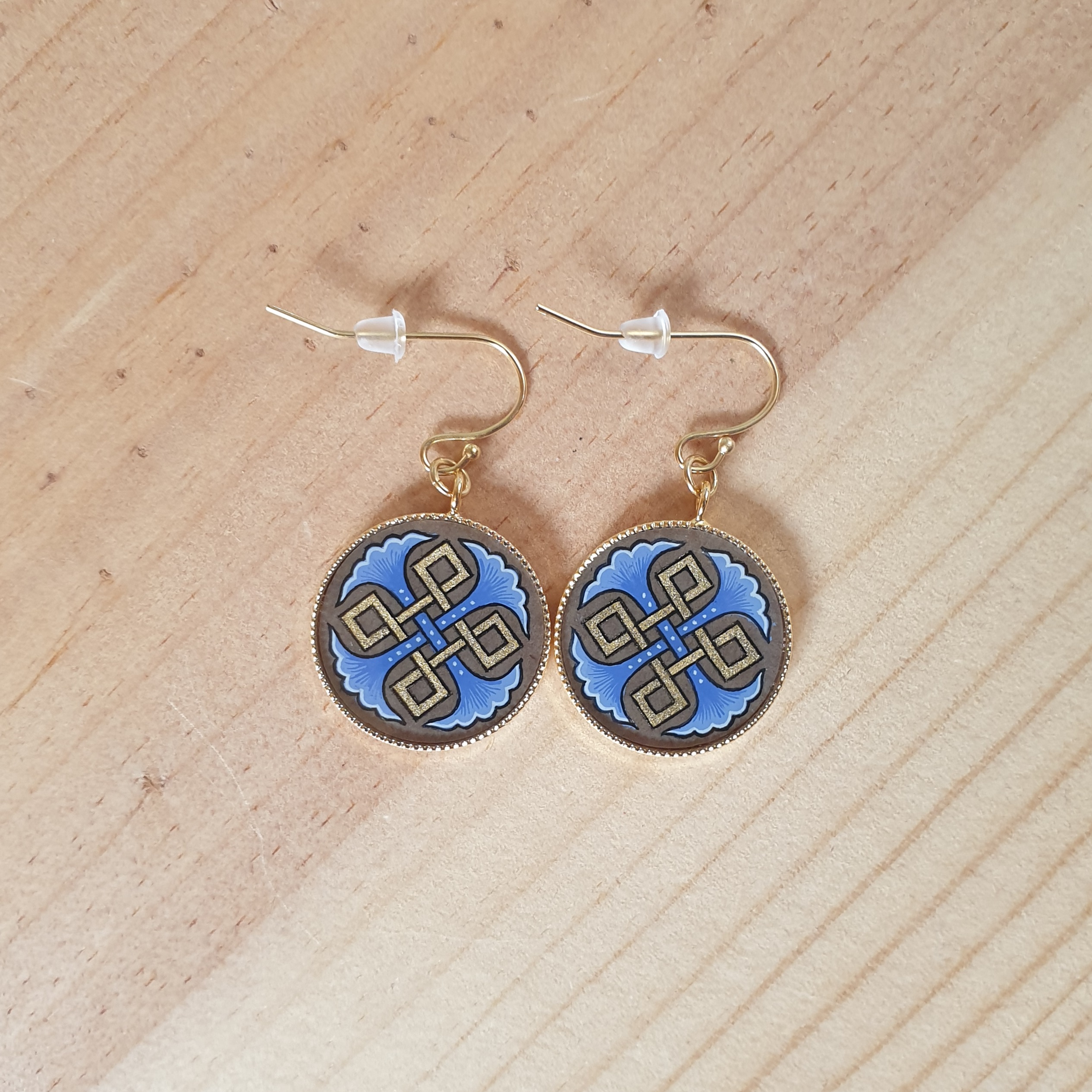 Boucles d'oreille enluminure entrelac or et palmettes bleues