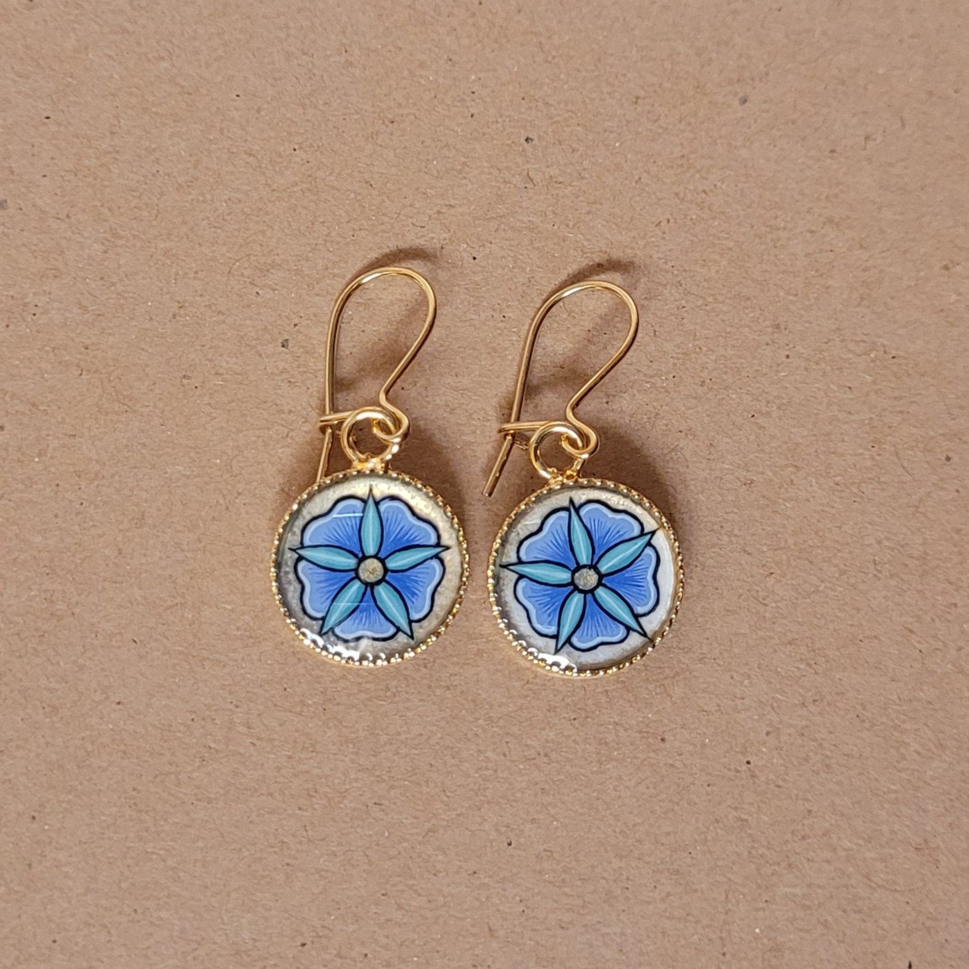 Boucles d'oreille enlumin&eacute;es petites fleurs printani&egrave;res