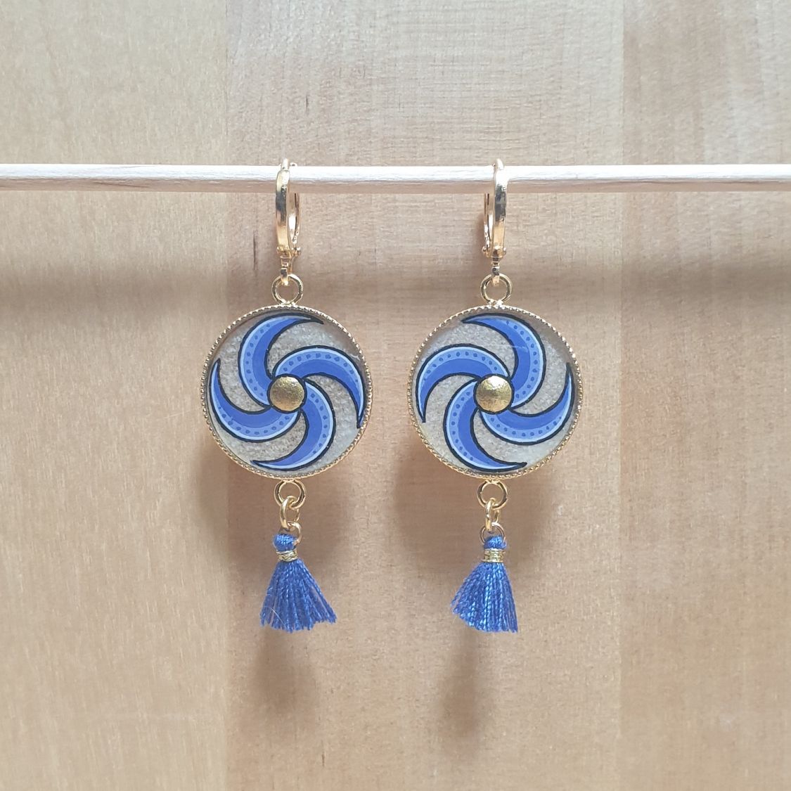 Boucles d'oreille pendantes enluminure spirale bleue ou rouge et or