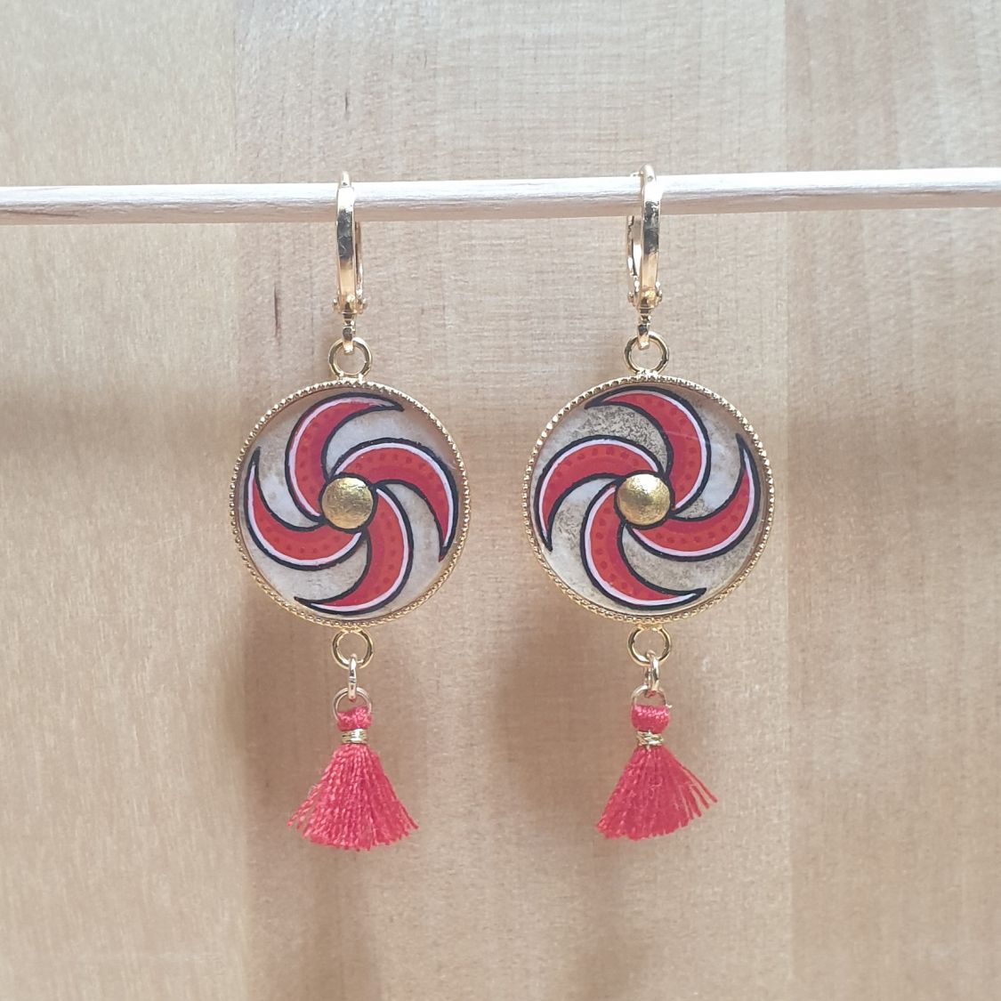 Boucles d'oreille pendantes enluminure spirale bleue ou rouge et or