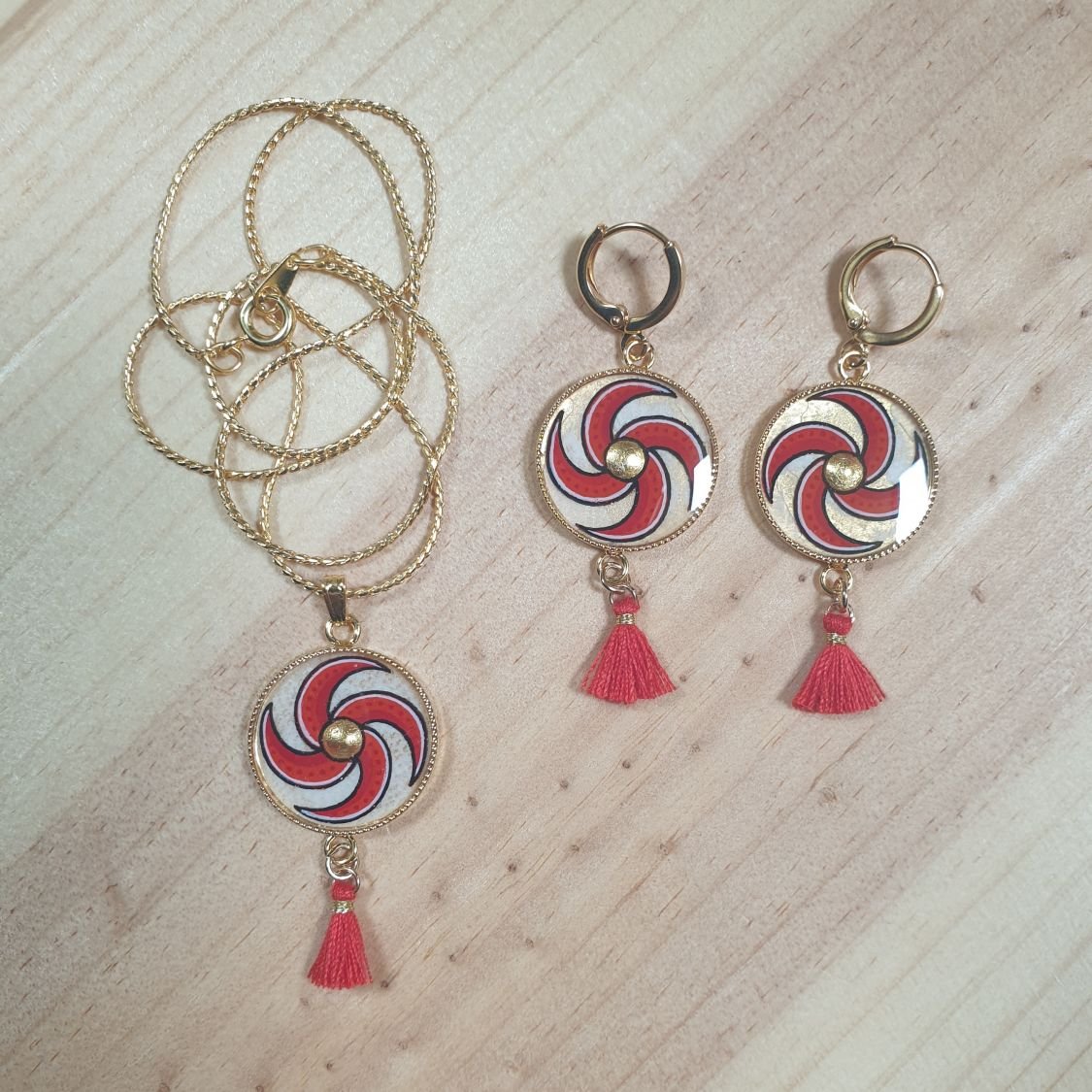 Boucles d'oreille pendantes enluminure spirale bleue ou rouge et or