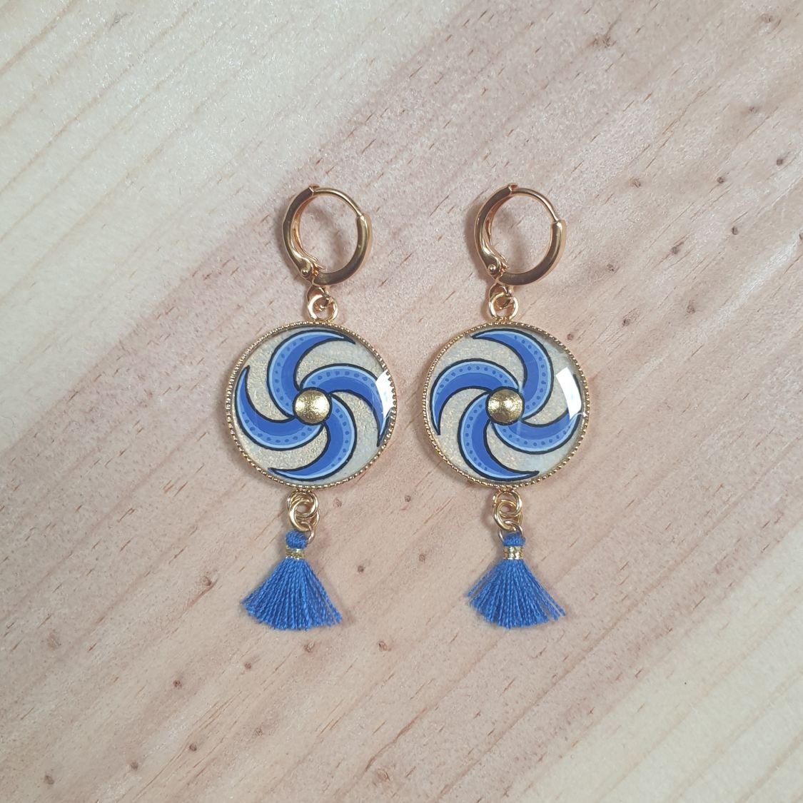 Boucles d'oreille pendantes enluminure spirale bleue ou rouge et or