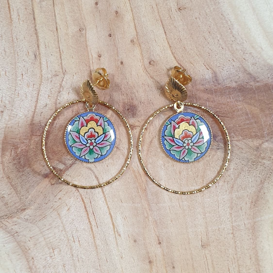 Pendientes colgantes flor oriental con fondo azul