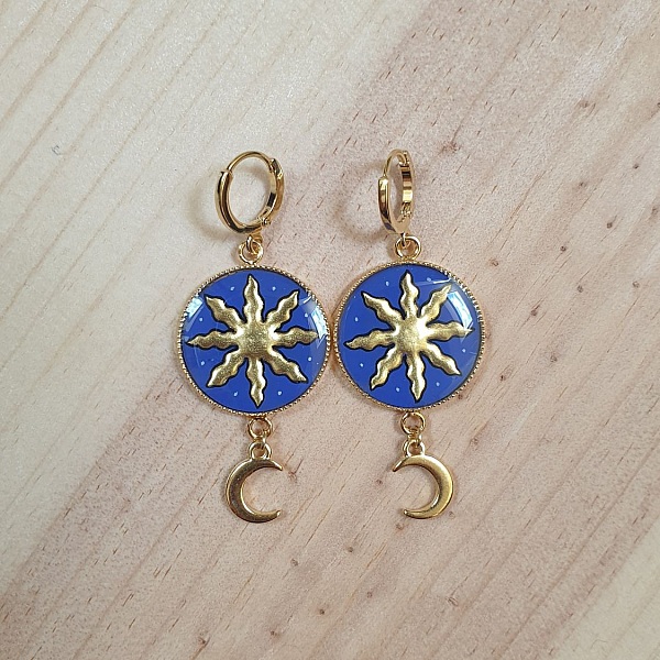 Boucles d'oreilles pendantes dorées motif soleil et lune médiéval.