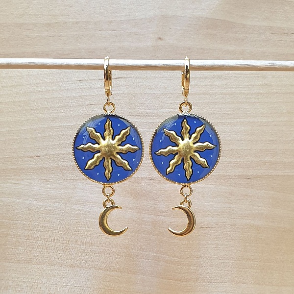 Boucles d'oreilles pendantes dorées motif soleil et lune médiéval.