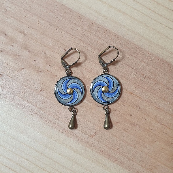 Boucles d'oreille pendantes enlumin&eacute;es spirale bleue