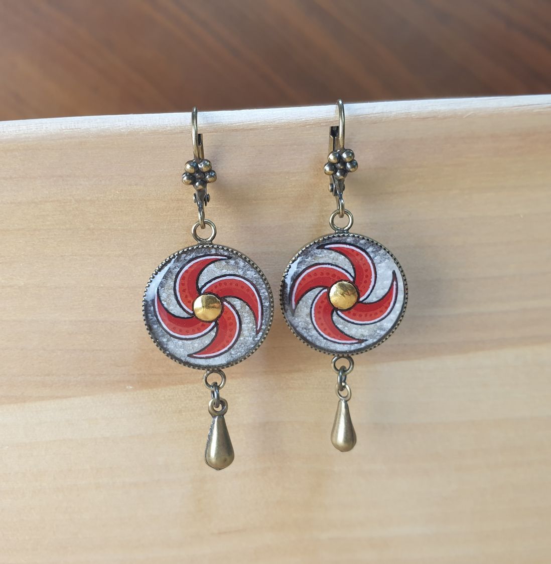 Pendientes en espiral rojos