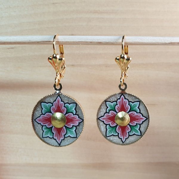 Boucles d'oreille pendantes printani&egrave;res fleur rose ou bleue