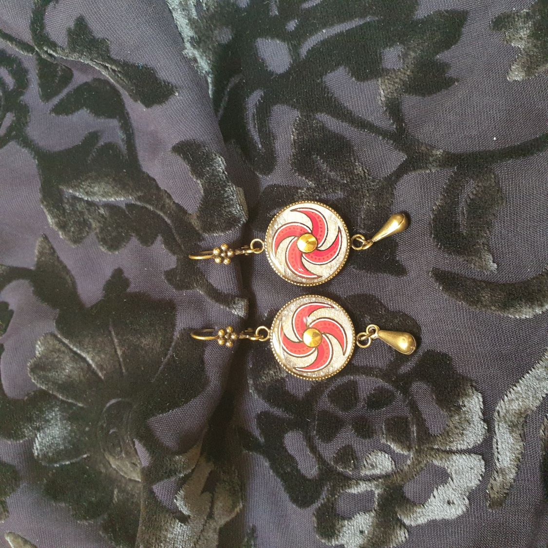 Pendientes en espiral rojos