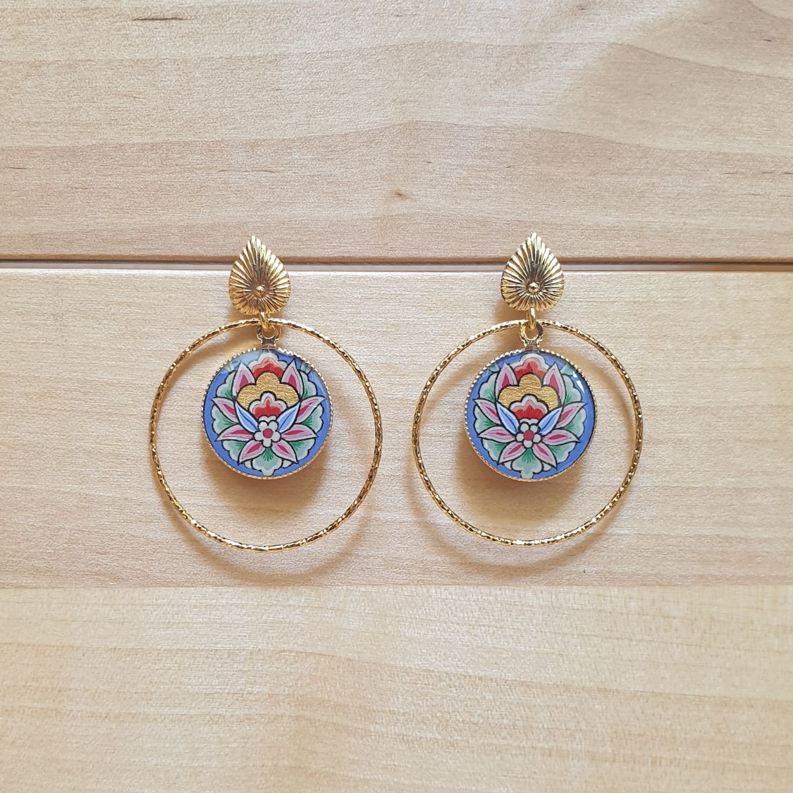 Pendientes colgantes flor oriental con fondo azul