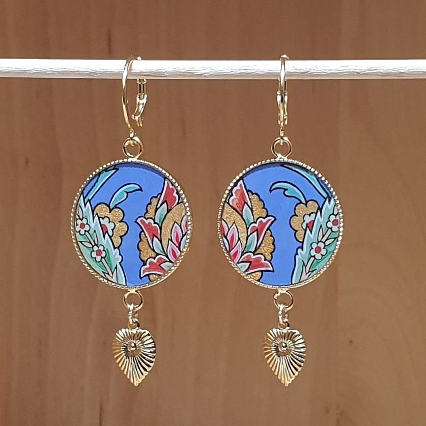 Pendientes colgantes flor oriental con fondo azul