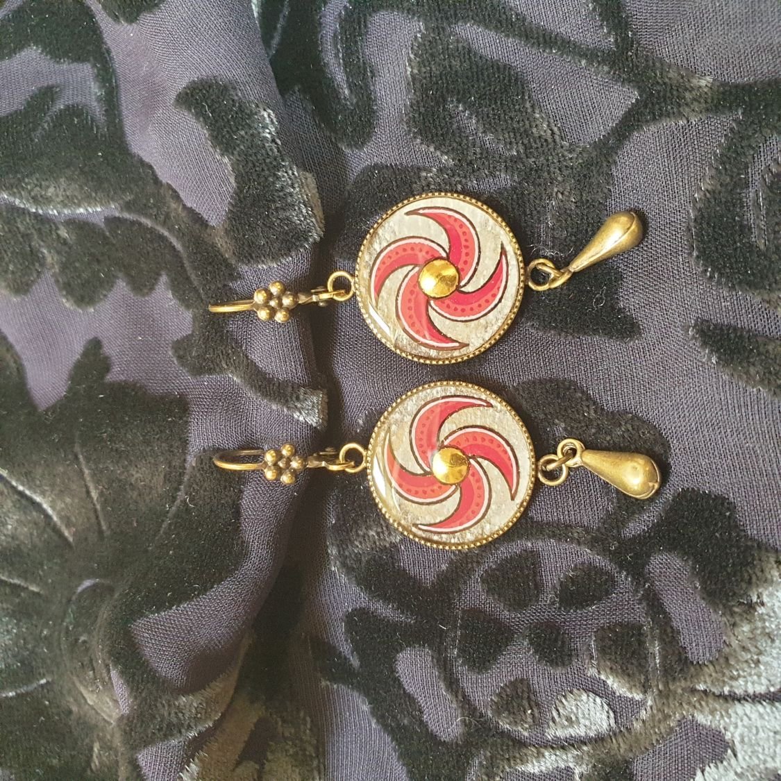 Pendientes en espiral rojos