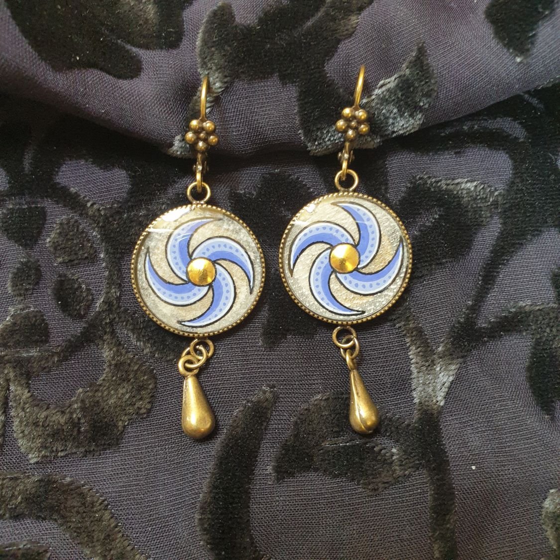 Boucles d'oreille pendantes enluminées spirale bleue