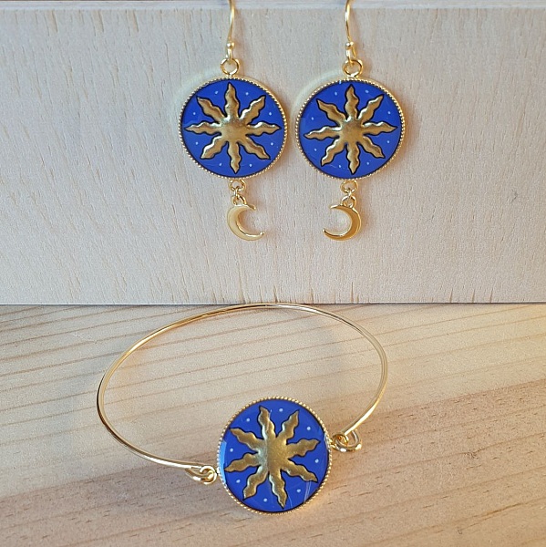 Boucles d'oreilles et bracelet dorés motif soleil et lune.