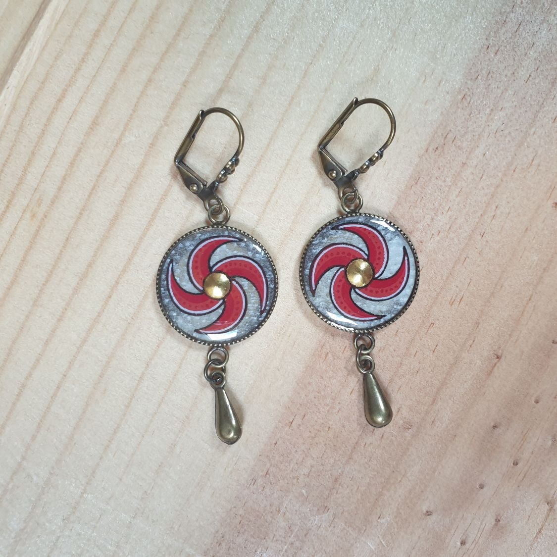 Pendientes en espiral rojos