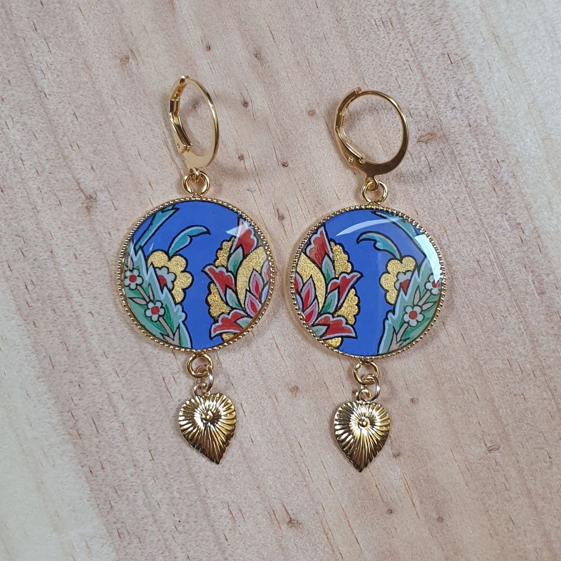 Pendientes colgantes flor oriental con fondo azul