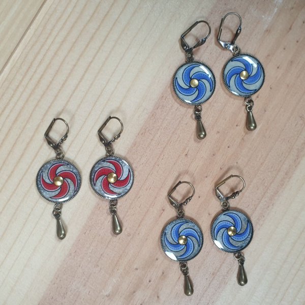Pendientes en espiral rojos