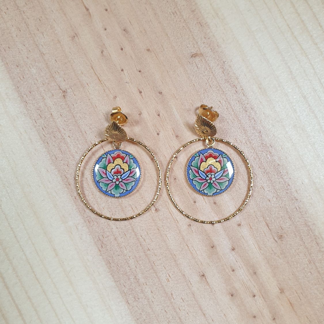 Pendientes colgantes flor oriental con fondo azul