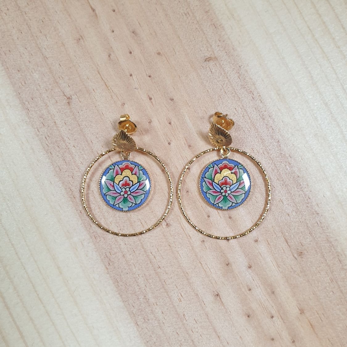 Pendientes colgantes flor oriental con fondo azul