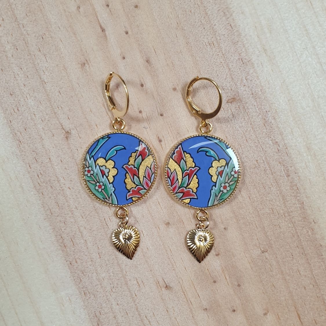 Pendientes colgantes flor oriental con fondo azul