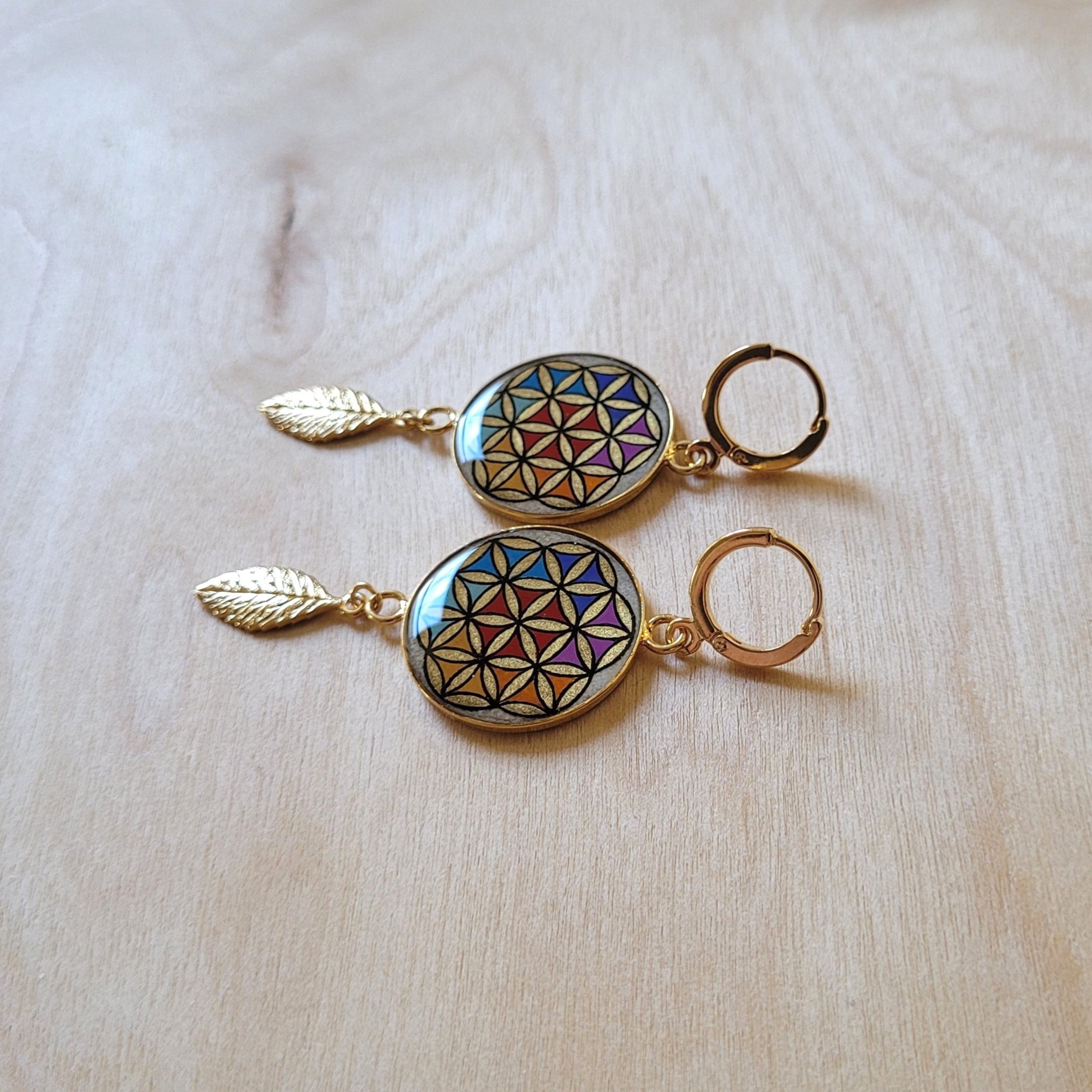 Boucles d'oreille pendantes fleur de vie et feuille or