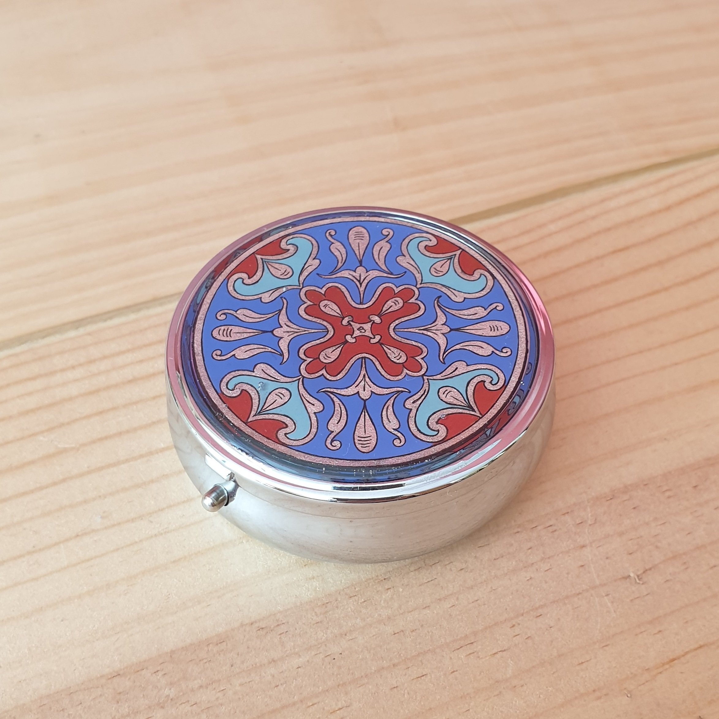 Bo&icirc;te pilulier enluminure arabesques argent