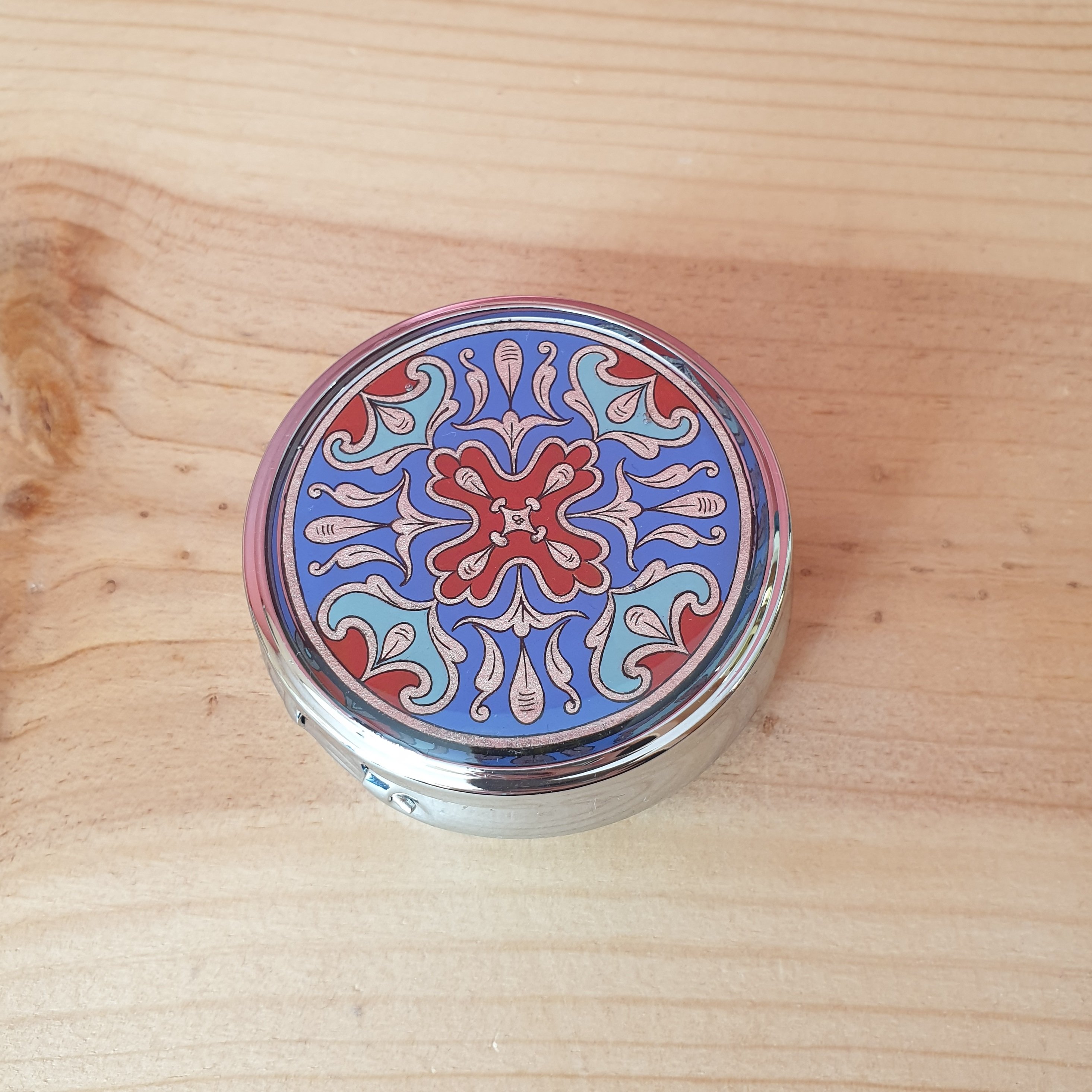 Bo&icirc;te pilulier enluminure arabesques argent