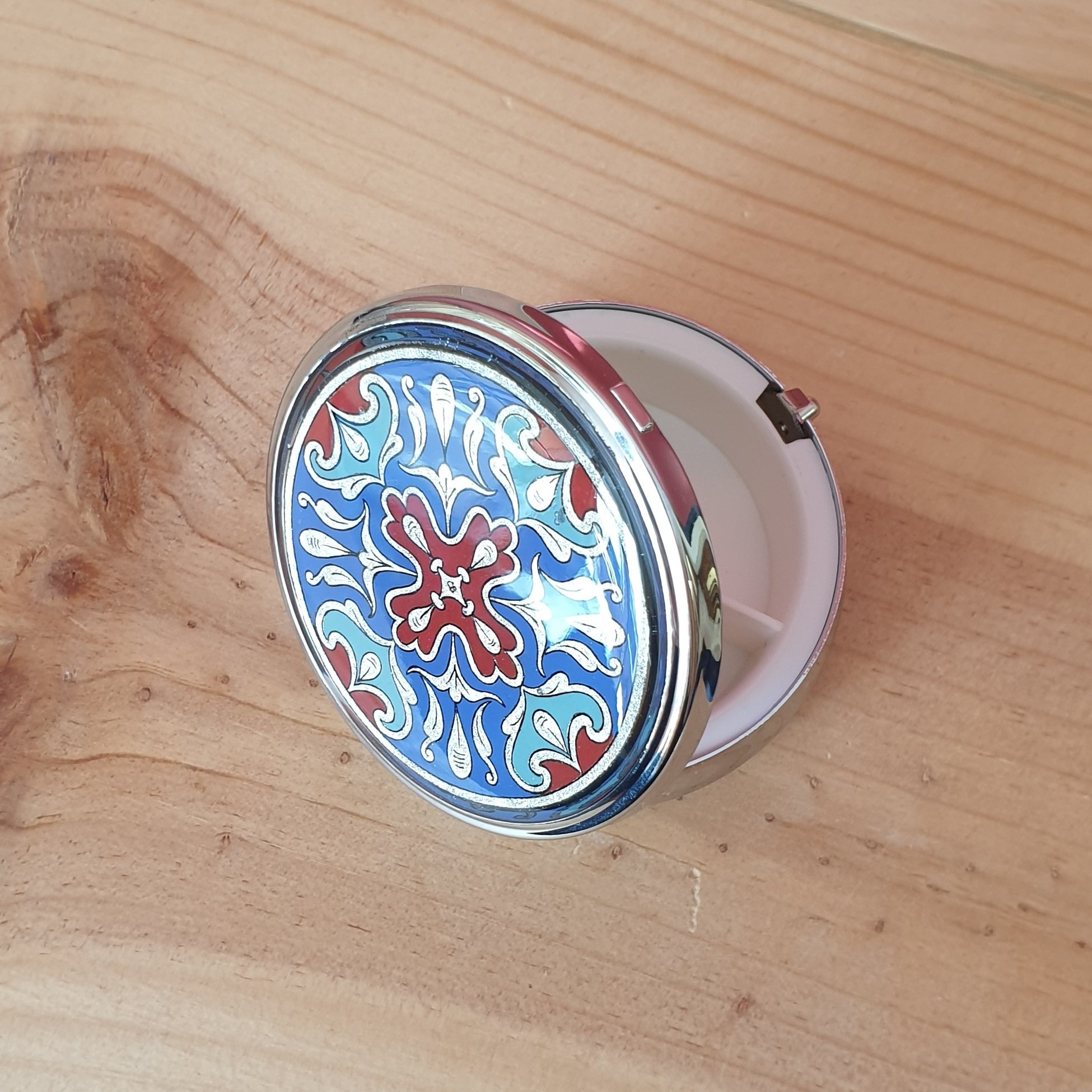 Bo&icirc;te pilulier enluminure arabesques argent