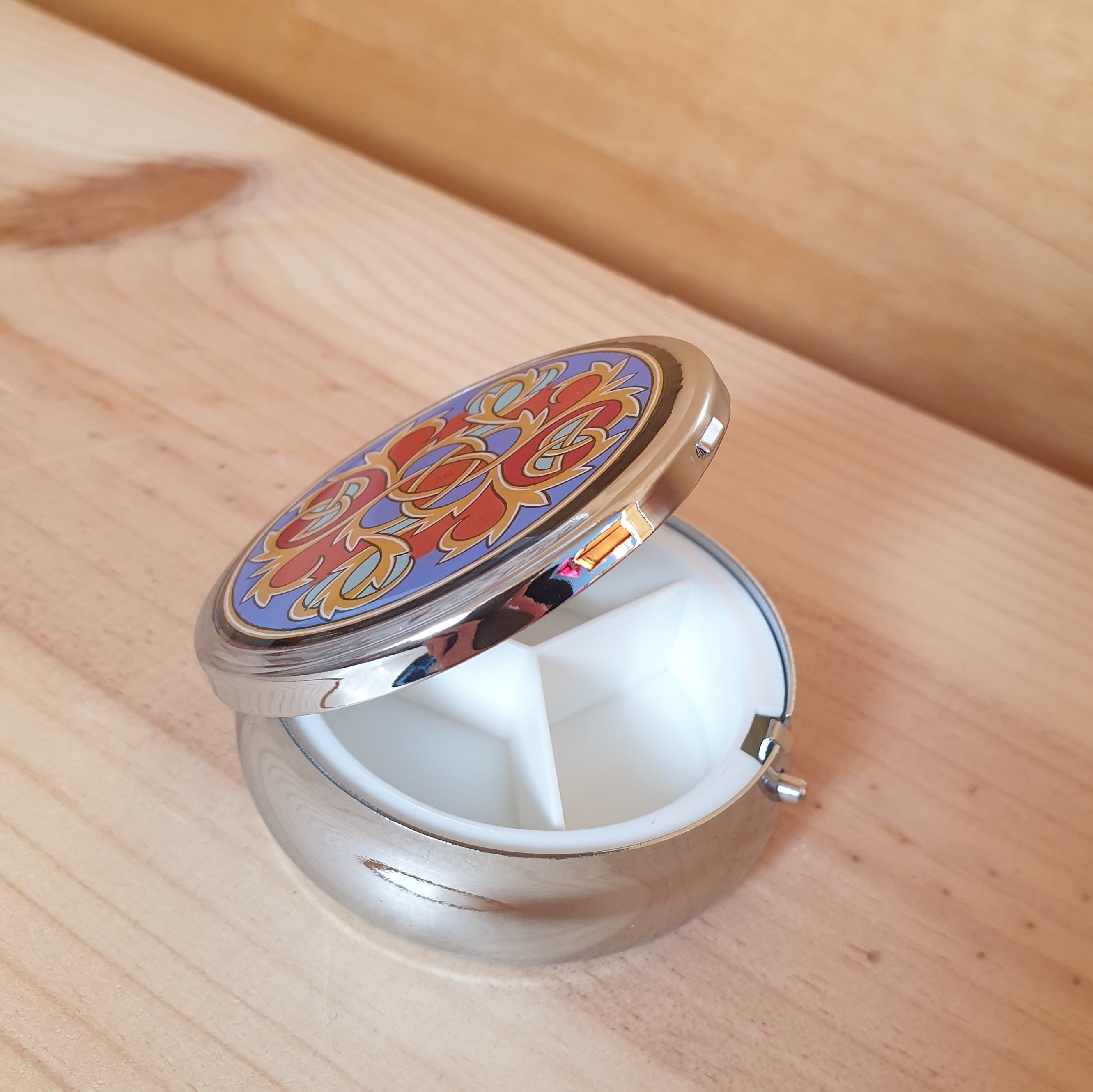 Bo&icirc;te pilulier enluminure palmettes entrelac&eacute;es