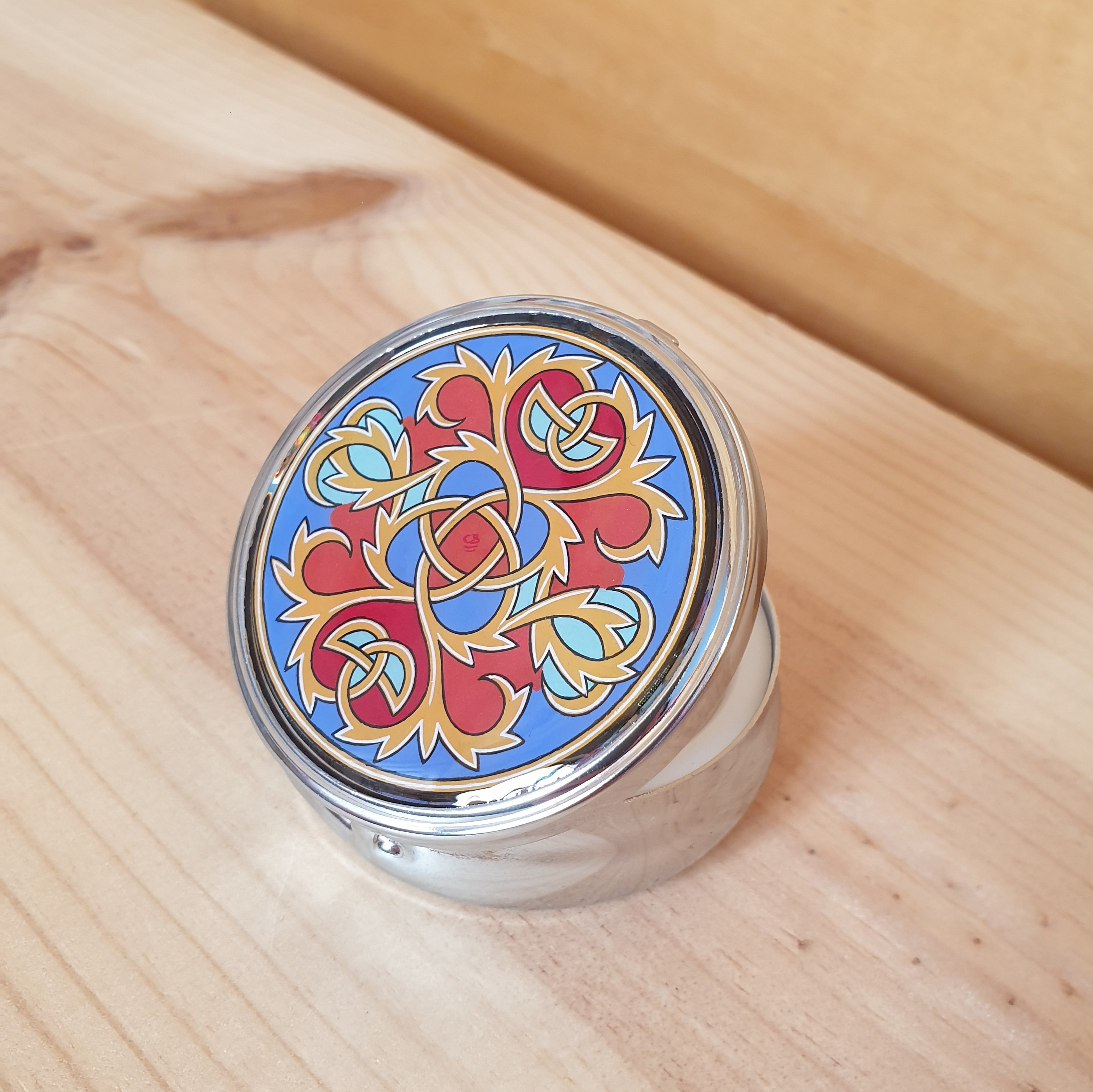 Bo&icirc;te pilulier enluminure palmettes entrelac&eacute;es