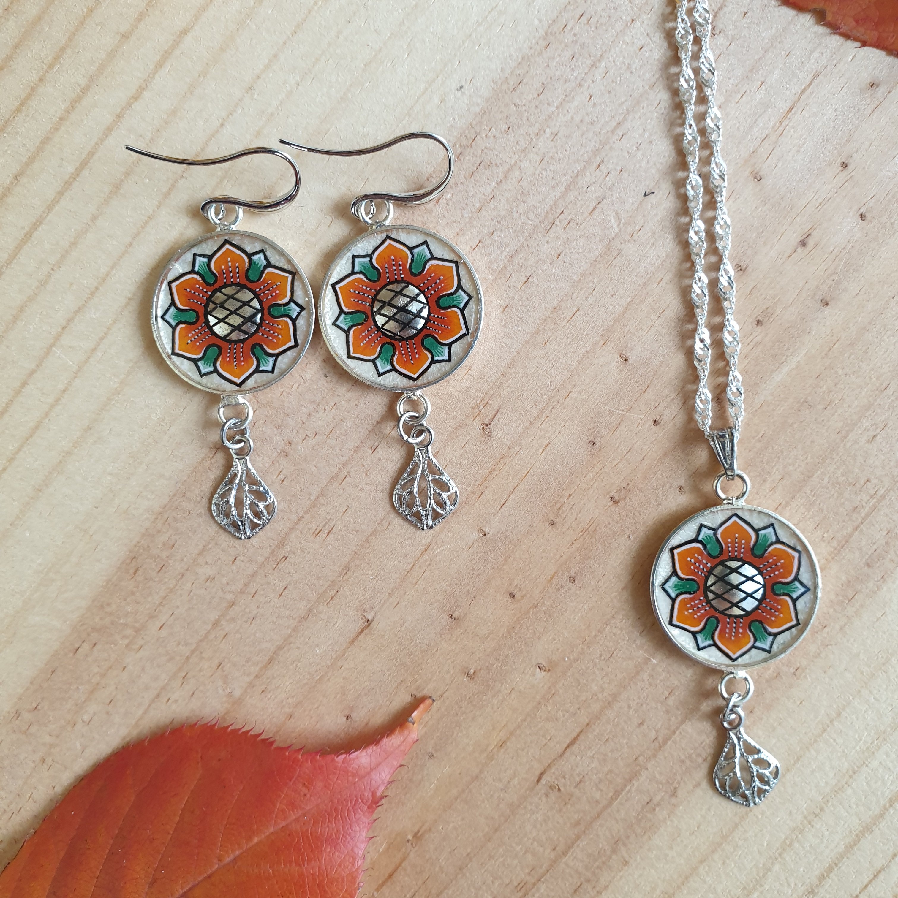 Collar con colgante de flor de primavera naranja/oro en cadena de plata