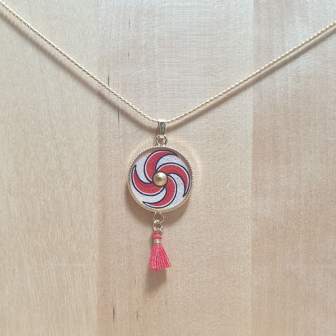 Collier pendentif enluminure spirale rouge et or