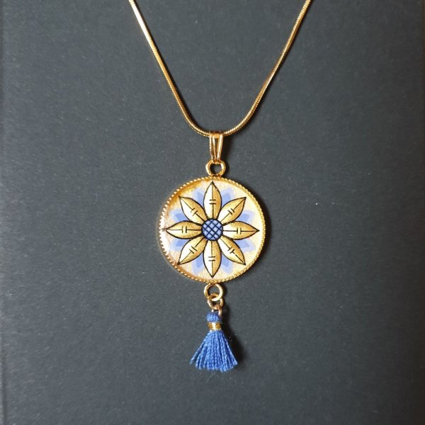 Collar con colgante de flor dorada/azul y cadena dorada