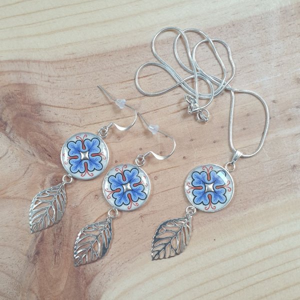 Collier pendentif motif v&eacute;g&eacute;tal et feuille sur cha&icirc;ne argent&eacute;e