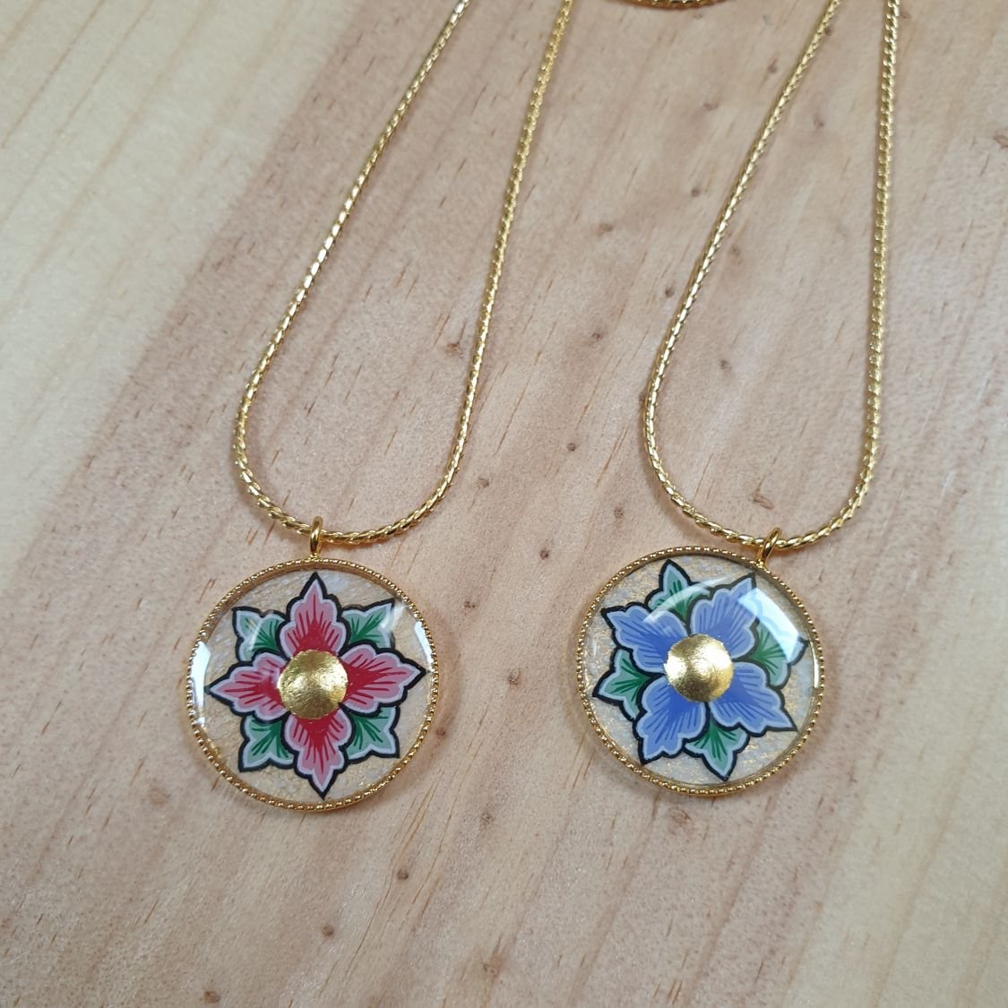 Collar con flores rosas o azules en cadena de oro