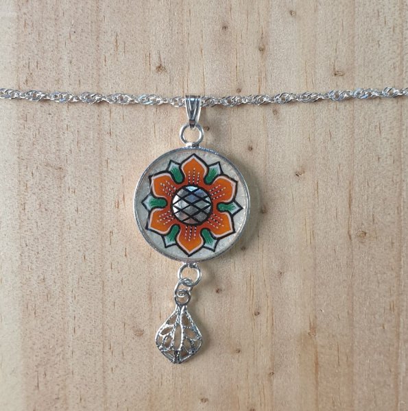 Collar con colgante de flor de primavera naranja/oro en cadena de plata