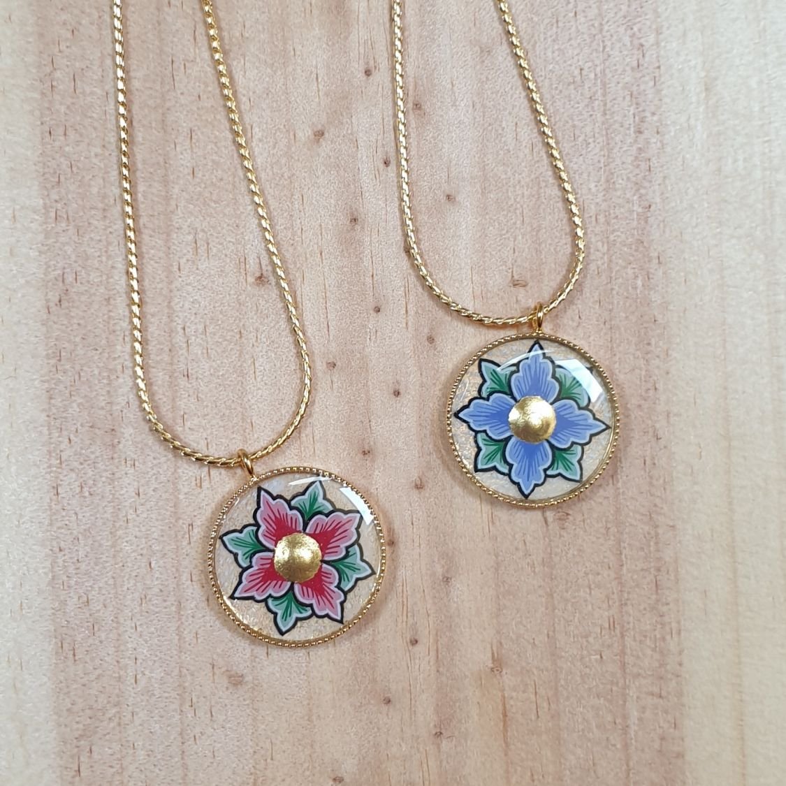 Collar con flores rosas o azules en cadena de oro