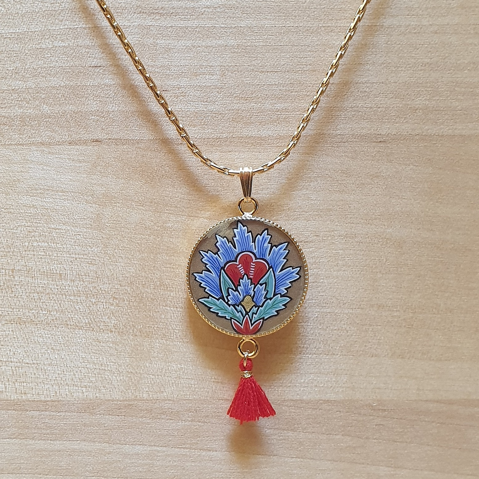 Collar colgante iluminado flor oriental azul