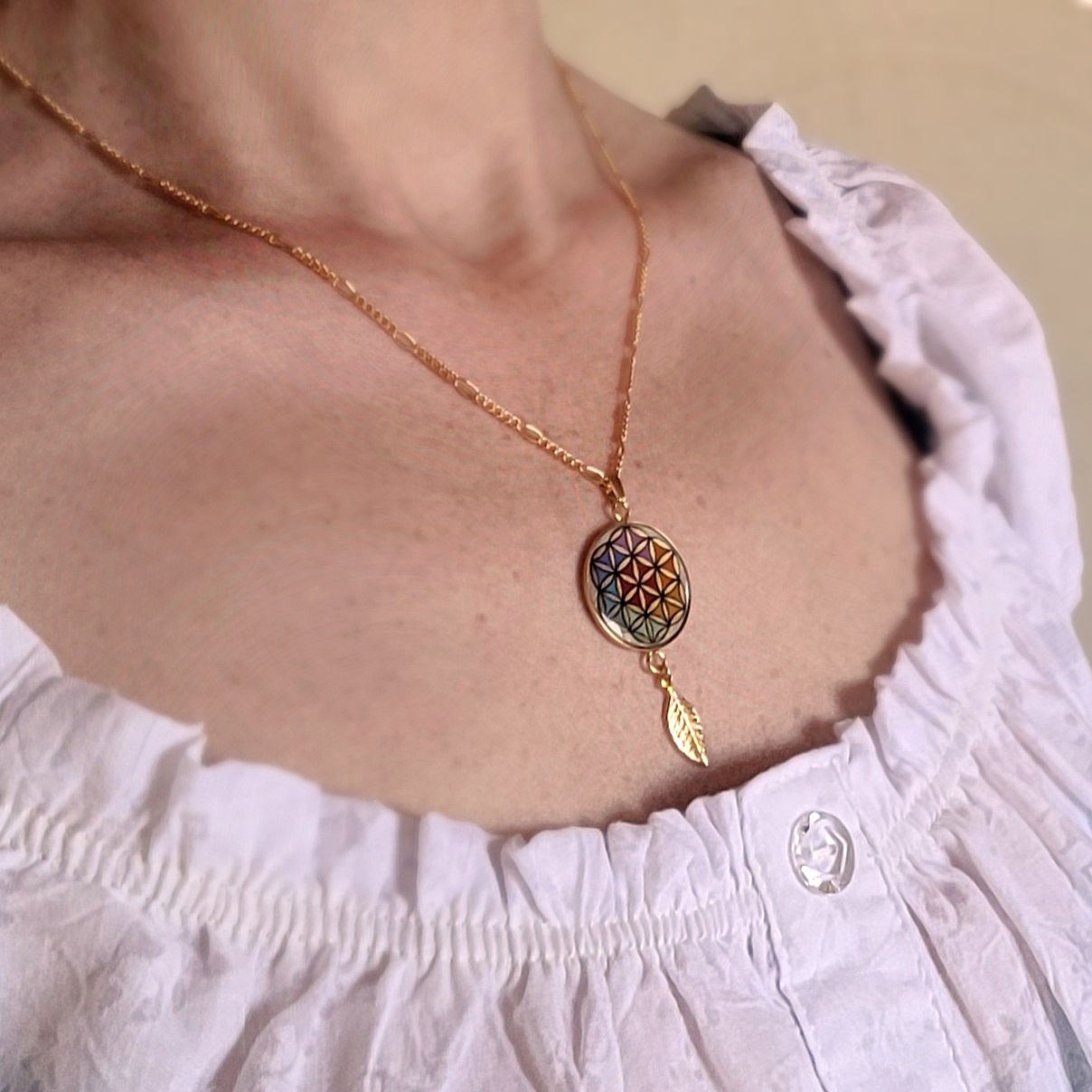 Collier pendentif fleur de vie et feuille or