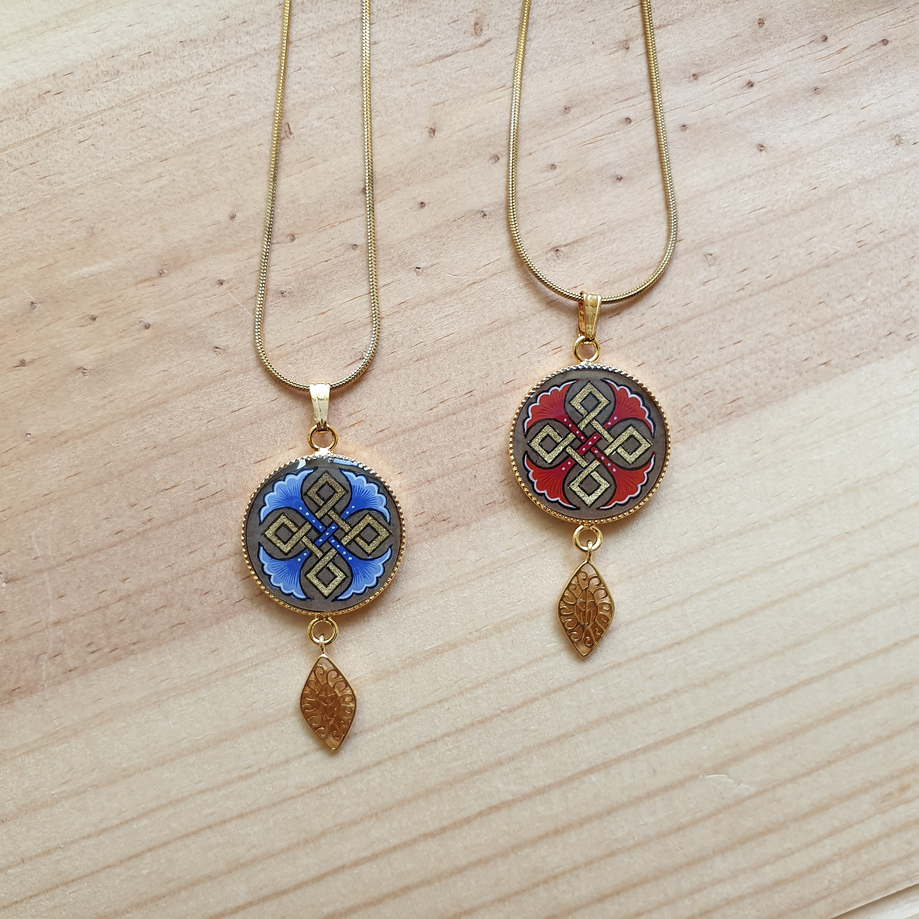 Collier pendentif palmettes et entrelacs or et bleu ou rouge