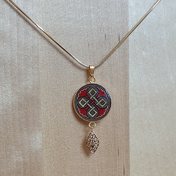 Collier pendentif palmettes et entrelacs or et bleu ou rouge