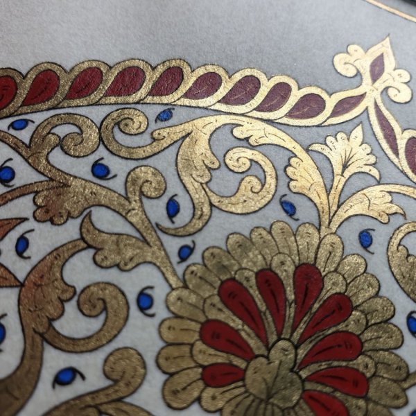 Iluminaci&oacute;n arabesca dorada/roja/azul