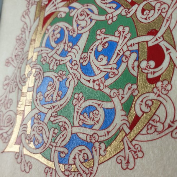 Letra B iluminada en estilo rom&aacute;nico