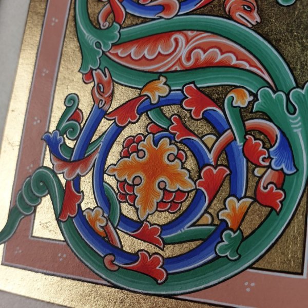 Letra S iluminada en estilo rom&aacute;nico