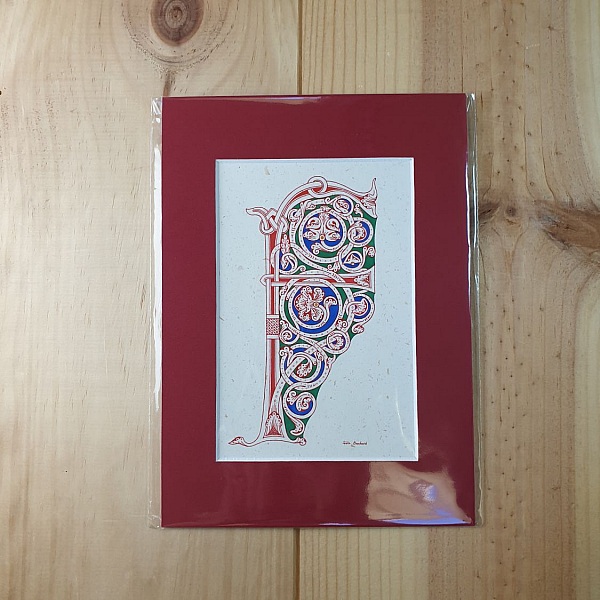 Lettre F enluminée style roman avec passe-partout rouge.