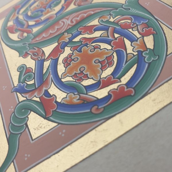 Letra S iluminada en estilo rom&aacute;nico