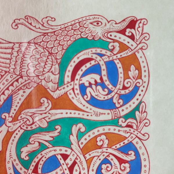 Letra F iluminada en estilo rom&aacute;nico