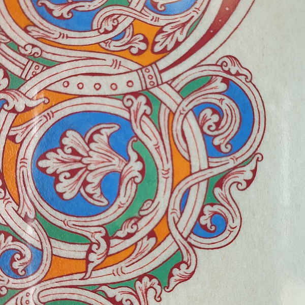 Lettre P enluminée style roman sur parchemin médiéval.