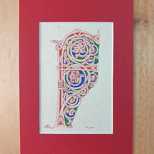 Lettre F enluminée style roman avec passe-partout rouge.