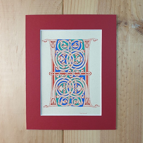 Lettre H enluminée style roman avec passe-partout rouge.